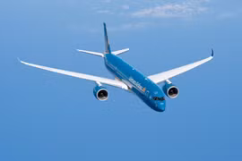 Siêu tàu bay Airbus A350 của hãng hàng không Vietnam Airlines sải cánh trên bầu trời. (Ảnh: PV)
