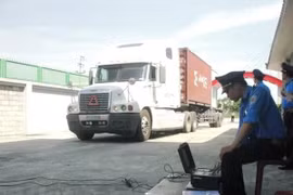 Lực lượng chức năng tiến hành kiểm soát tải trọng xe. (Ảnh: Việt Hùng/Vietnam+)