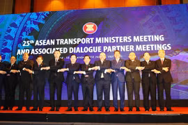 Phó Thủ tướng Trịnh Đình Dũng cùng các Bộ trưởng Giao thông Vận tải các nước ASEAN thể hiện sự đoàn kết tại hội nghị. (Ảnh: Huy Hùng/Vietnam+)