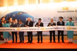 Các đại biểu cắt băng khai trương đường bay từ Hà Nội và Macau. (Ảnh: CTV/Vietnam+)