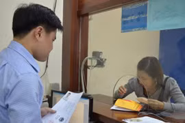 Người dân làm thủ tục cấp giấy phép lái xe. (Ảnh: Việt Hùng/Vietnam+)