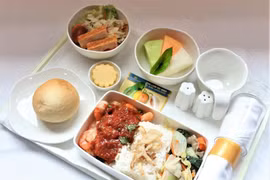 Đặc sản dưa lưới Tây Ninh và thanh long Bình Thuận sẽ có mặt trên suất ăn dành cho hạng Thương gia của Vietnam Airlines. (Ảnh: Anh Tuấn)
