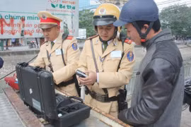 Cảnh sát giao thông tiến hành đo nồng độ cồn. (Ảnh: Việt Hùng/Vietnam+)