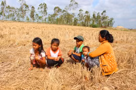 Người dân miền Tây lao đao vì thiên tai. (Ảnh: Hùng Võ/Vietnam+)
