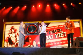 Anh hùng lao động, nghệ nhân Trần Văn Sen – Chủ tịch HĐQT Tập đoàn Hương Sen trao quà tượng trưng cho các chiến sĩ tại Hoàng Sa, Trường Sa