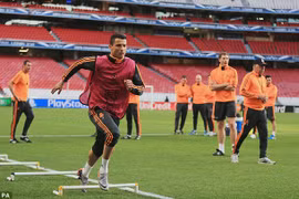 Ronaldo và Diego Costa hâm nóng trận chung kết trên sân tập