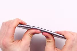 iPhone 6 Plus không phải là siêu phẩm duy nhất dễ bị... bẻ cong
