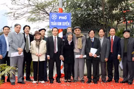 Chùm ảnh TTXVN tổ chức gắn biển tên phố Trần Kim Xuyến