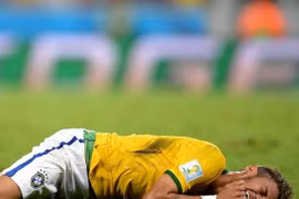 Leo Messi, Oezil, Podolski động viên Neymar sau chấn thương