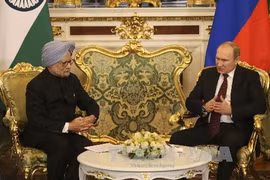 Tổng thống Nga Vladimir Putin (phải) và Thủ tướng Ấn Độ Manmohan Singh. (Nguồn: AFP/TTXVN)