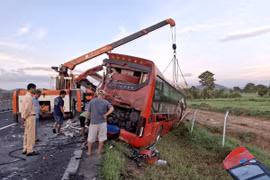 Hiện trường vụ tai nạn nghiêm trọng trên cao tốc Vĩnh Hảo-Phan Thiết làm 2 người chết, 10 người bị thương. (Ảnh TTXVN phát)