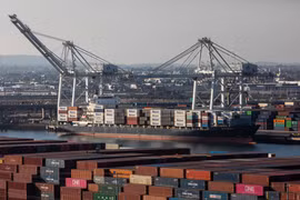 Tàu hàng tại Cảng Long Beach, California, Mỹ. (Ảnh: AFP/TTXVN)