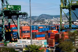 Container hàng hóa được bốc dỡ tại cảng Rio de Janeiro, Brazil. (Ảnh: AFP/TTXVN)