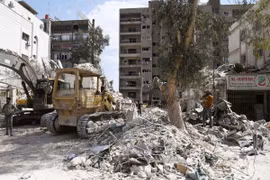 Hiện trường đổ nát sau vụ tấn công tòa nhà lãnh sự quán Iran ở Damascus, Syria ngày 2/4. (Ảnh: THX/TTXVN)