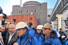 Tổng Giám đốc IAEA Rafael Grossi (giữa) thăm nhà máy điện hạt nhân Zaporizhzhia hiện do Nga kiểm soát ở miền Nam Ukraine, ngày 7/2/2024. (Ảnh: AFP/TTXVN)