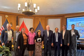 Thượng nghị sỹ Patrick Leahy và Đại sứ Nguyễn Quốc Dũng chụp ảnh cùng các diễn giả tại Diễn đàn. (Ảnh: Kiều Trang/TTXVN)