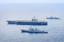 Tàu khu trục Seoae Ryu Seong-ryong của Hàn Quốc, tàu sân bay chạy bằng năng lượng hạt nhân USS Theodore Roosevelt của Mỹ và tàu khu trục Ariake của Nhật Bản tham gia cuộc tập trận chung ngoài khơi đảo Jeju, Hàn Quốc, ngày 11/4/2024. (Ảnh: Yonhap/TTXVN)