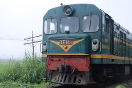 Đoàn tàu mang số hiệu VNR D10H-018 khi đi đến địa phận thôn Xuân Lan, xã Tuy Lộc thì xảy ra tai nạn. (Ảnh: Đức Hoàng/TTXVN)