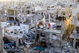 Những tòa nhà ở Dải Gaza bị phá hủy sau đòn không kích của Israel. (Ảnh: THX/TTXVN)