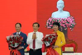 Quyền Bí thư Tỉnh ủy Lâm Đồng Nguyễn Thái Học (giữa) chúc mừng 2 ông, bà vừa trúng cử 2 chức danh chủ chốt của Hội đồng Nhân dân, Ủy ban Nhân dân tỉnh Lâm Đồng. (Ảnh: Chu Quốc Hùng/TTXVN)