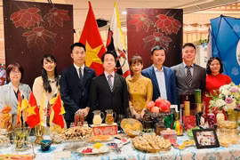 Gian hàng của Đại sứ quán Việt Nam tại Brunei Darussalam với những món ẩm thực Việt Nam đặc sắc. (Ảnh: TTXVN phát)