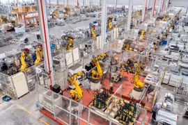 Bên trong nhà máy sản xuất xe điện ở Chiết Giang, Trung Quốc. (Ảnh: THX/TTXVN)