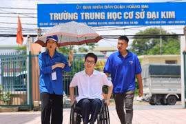 Vượt lên số phận, thí sinh bị liệt 2 chân quyết tâm vào đại học
