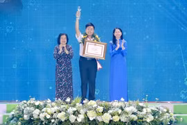 Tuyên dương công dân trẻ tiêu biểu Đặng Lê Minh Khang, sinh viên Đại học Y Dược TP. Hồ Chí Minh. (Ảnh: Hồng Giang/TTXVN)