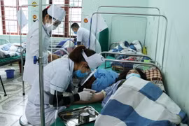 Thời điểm giao mùa tần suất bệnh nhân mắc các bệnh về phổi vào viện điều trị tăng 2-3 lần so với lúc bình thường. (Ảnh: Đinh Thùy/TTXVN)