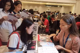 Thí sinh tìm hiểu thông tin du học. (Ảnh: PV/Vietnam+)