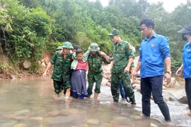 Các lực lượng hỗ trợ người dân qua lại ngầm tràn, điểm giao thông đảm bảo an toàn. (Ảnh: TTXVN phát)