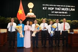 Bí thư Thành ủy Thành phố Hồ Chí Minh Nguyễn Văn Nên cùng các lãnh đạo Thành phố chúc mừng ông Dương Ngọc Hải (thứ 4 từ trái sang), bà Trần Thị Diệu Thúy (thứ 2 từ trái sang); ông Võ Ngọc Quốc Thuận (thứ 3 từ phải sang). (Ảnh: Xuân Khu/TTXVN)