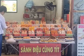 Hàng quán bán các loại xiên nướng xung quanh khu vực Đại học Bách Khoa. (Ảnh: Phương Anh/TTXVN)