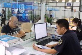 Công chức Hải quan cửa khẩu Hữu Nghị giải quyết thủ tục xuất nhập khẩu cho doanh nghiệp. (Ảnh: Quang Duy/TTXVN)