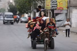 Người dân Palestine rời bỏ nhà cửa tránh xung đột tại Rafah, Dải Gaza. (Ảnh: THX/TTXVN)