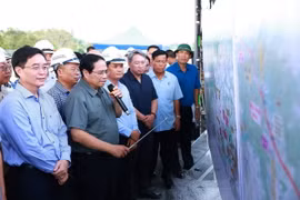 Thủ tướng Phạm Minh Chính xem bản đồ tuyến dự án đường bộ cao tốc Khánh Hòa-Buôn Ma Thuột. (Ảnh: Dương Giang/TTXVN)