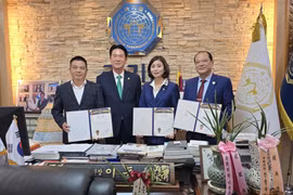 Trao đổi cam kết hỗ trợ Giải vô địch Taekwondo cảnh sát châu Á mở rộng 2024 tại Việt Nam với Đoàn công tác của Hiệp hội thể thao công an nhân dân Việt Nam. (Ảnh: Đức Thắng/TTXVN)