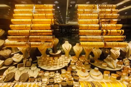 Trang sức vàng được bày bán tại tiệm kim hoàn ở Istanbul, Thổ Nhĩ Kỳ. Ảnh: THX/TTXVN