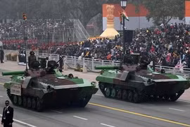Các xe tăng tham gia cuộc diễu hành nhân kỷ niệm 74 năm Ngày Cộng hòa tại thủ đô New Delhi, Ấn Độ ngày 26/1/2023. (Ảnh: AFP/TTXVN)