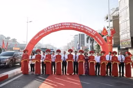 Đại biểu cắt băng thông xe tuyến đường Âu Cơ. (Ảnh: Trung Nguyên/TTXVN)