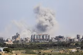 Khói bốc lên sau cuộc không kích của Israel xuống Dải Gaza. (Ảnh: THX/TTXVN)