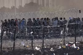 Người di cư từ Ciudad Juarez, Mexico chờ được vào bang Texas, Mỹ. (Ảnh: AFP/TTXVN)