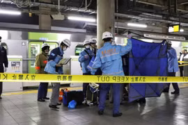 Nhân viên cứu thương tại hiện trường vụ đâm dao ở ga Akihabara, Tokyo, Nhật Bản, ngày 3/1. (Ảnh: Kyodo)