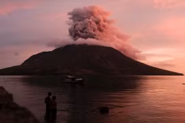 Một núi lửa ở Indonesia phun trào. (Ảnh: AFP/TTXVN)