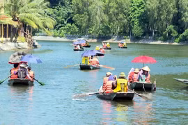 Du khách đến tham quan Khu du lịch Tam Cốc-Bích Động sau khi nơi đây hoạt động trở lại. (Ảnh: Thùy Dung/TTXVN)