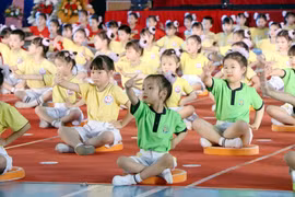 Việc phổ cập giáo dục mầm non sẽ thực hiện cho nhóm trẻ từ 3 đến 5 tuổi. (Ảnh: TTXVN)
