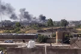 Khói bốc lên sau cuộc không kích của Mỹ và Anh nhằm vào các vị trí của Houthi ở Sanaa, Yemen. (Ảnh: THX/TTXVN)