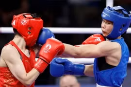 Võ sỹ boxing Hà Thị Linh (áo xanh). (Ảnh: Hoàng Linh/TTXVN)