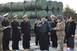 Nhà lãnh đạo nước này Kim Jong-un (giữa) thị sát vụ phóng thử tên lửa đất đối hải mới. (Ảnh: Yonhap/TTXVN)