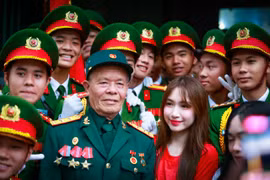 Tình cảm gần gũi của nhân dân với các lực lượng tham gia diễu binh, diễu hành